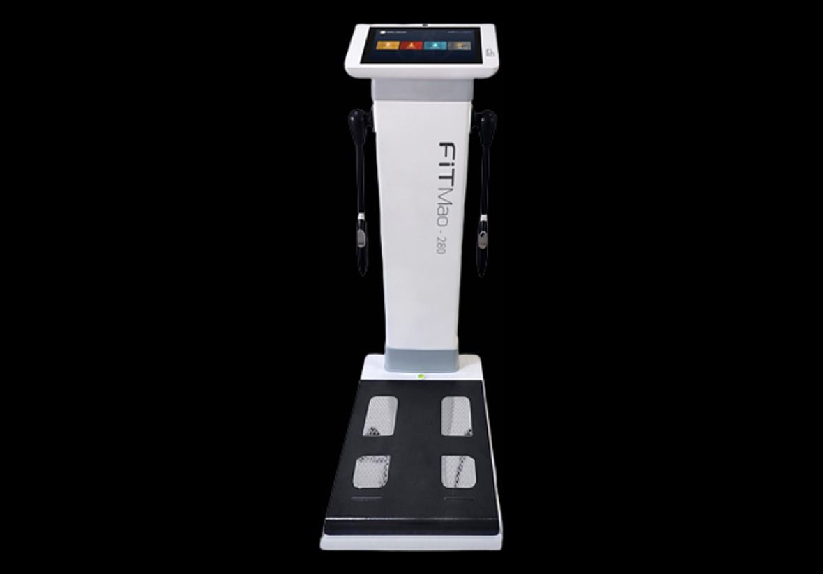 The body composition scanner at Solis Body Club: a touchscreen, two hand grips and a foot platform
